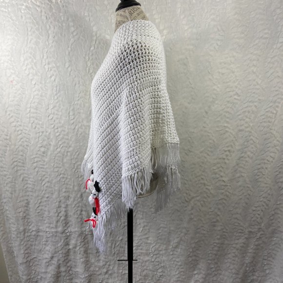 Beautiful white crocheted handmade poncho 3 little snowmen accents - Picture 4 of 6